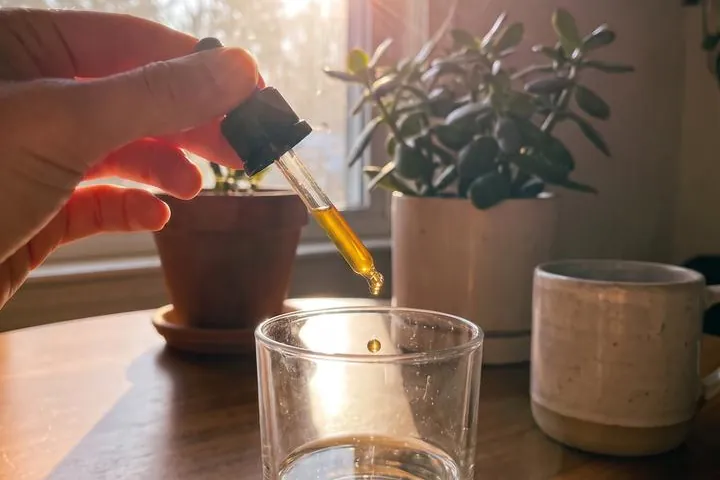 Gotas en un vaso de agua con luz de sol