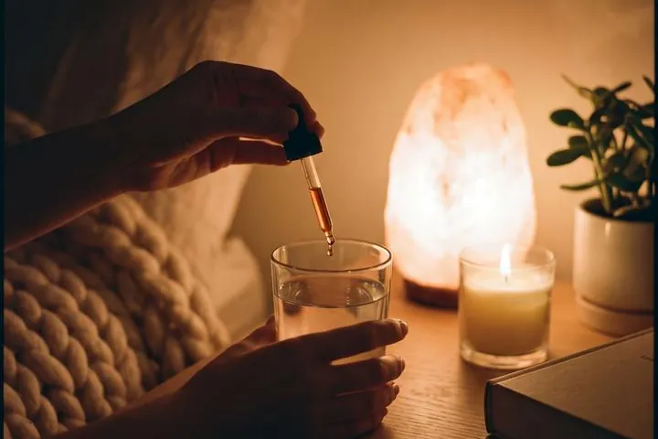 Gotas en un vaso con luz cálida de noche